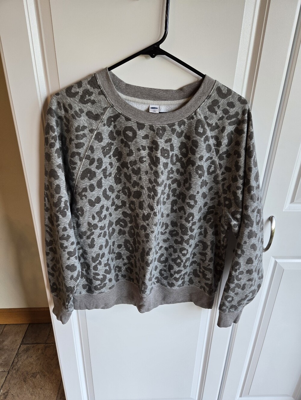 Women's Old Navy Leopard Print Crewneck Sweatshirt